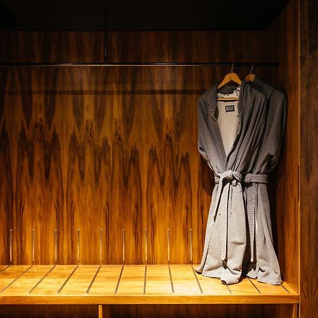 Macq 01 Hotel Hobart Luaran gambar A bathrobe hanging on a wooden bench