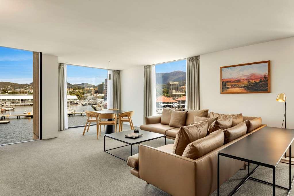Macq 01 Hotel Hobart Bilik gambar A staged living room