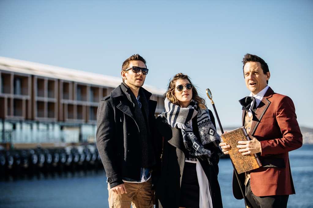 Macq 01 Hotel Hobart Servis gambar The cast of The Catch