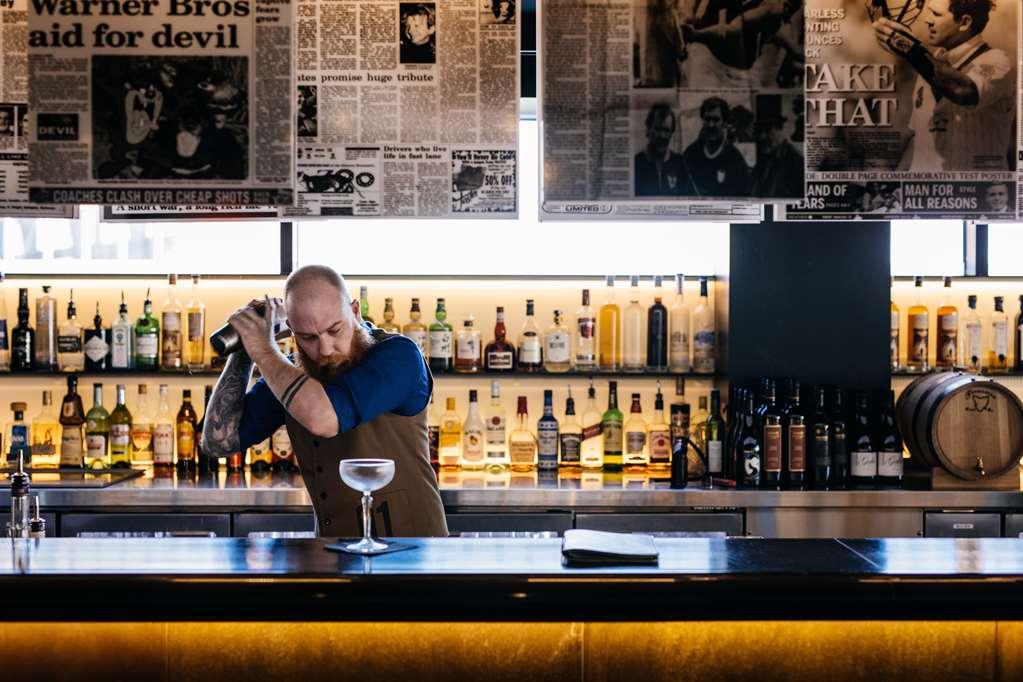 Macq 01 Hotel Hobart Restoran gambar A bartender at work