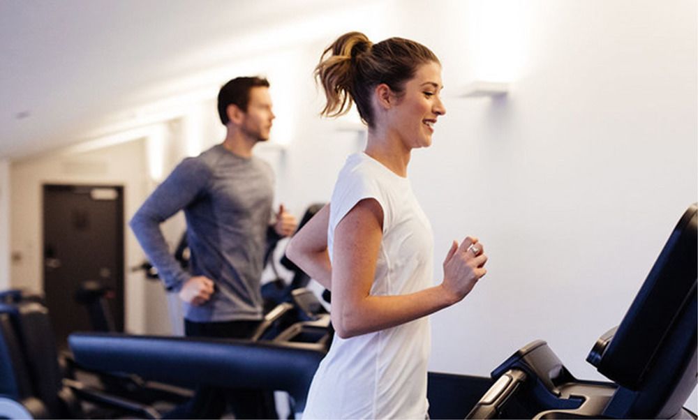 Macq 01 Hotel Hobart Luaran gambar A woman on a treadmill