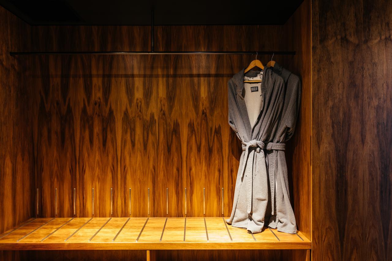 Macq 01 Hotel Hobart Luaran gambar A bathrobe hanging on a wooden bench